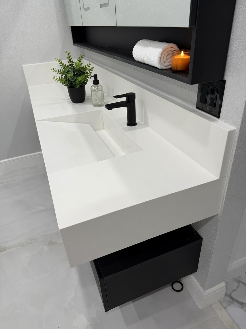 Lavatório moderno em quartzo branco com pia integrada e rampa moderna